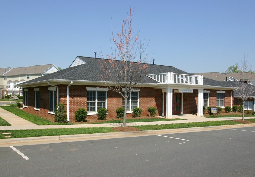 Primary Photo Of 10225 Hickorywood Hill Ave, Huntersville Medical For Sale