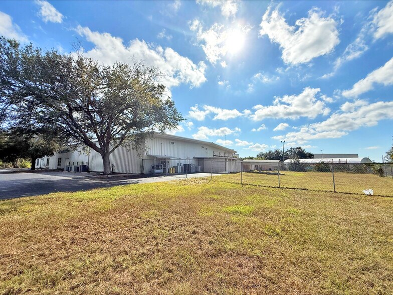 More Photos Of 2529 Commerce Pky, North Port Warehouse For Lease