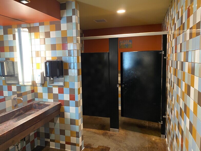 More Photos Of 5100 Lee Hwy, Bristol Restaurant For Sale