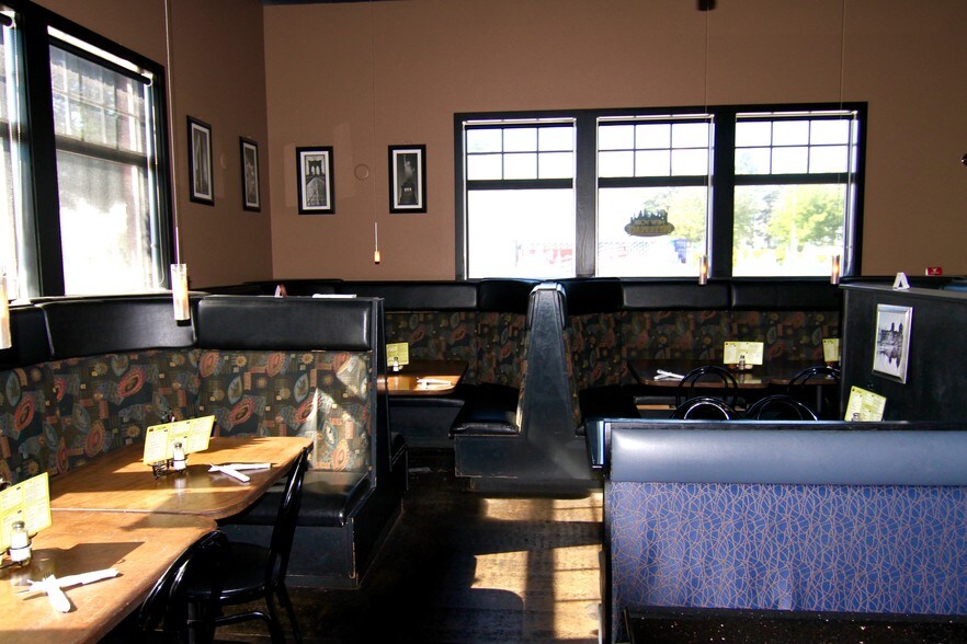 More Photos Of 8874 Bender Rd, Lynden General Retail For Lease