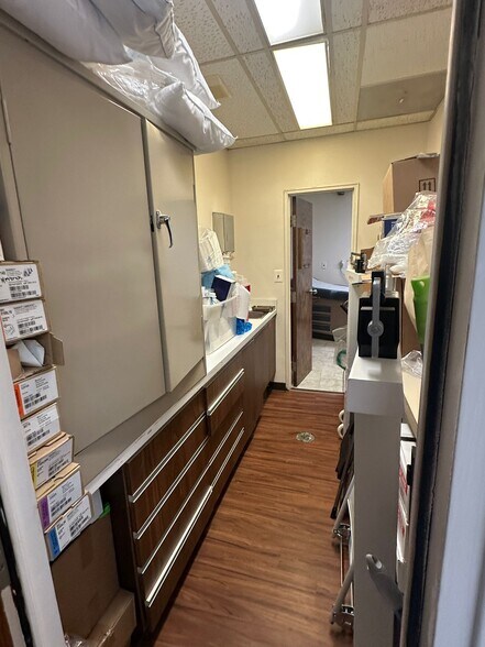 More Photos Of 98 James St, Edison Medical For Lease