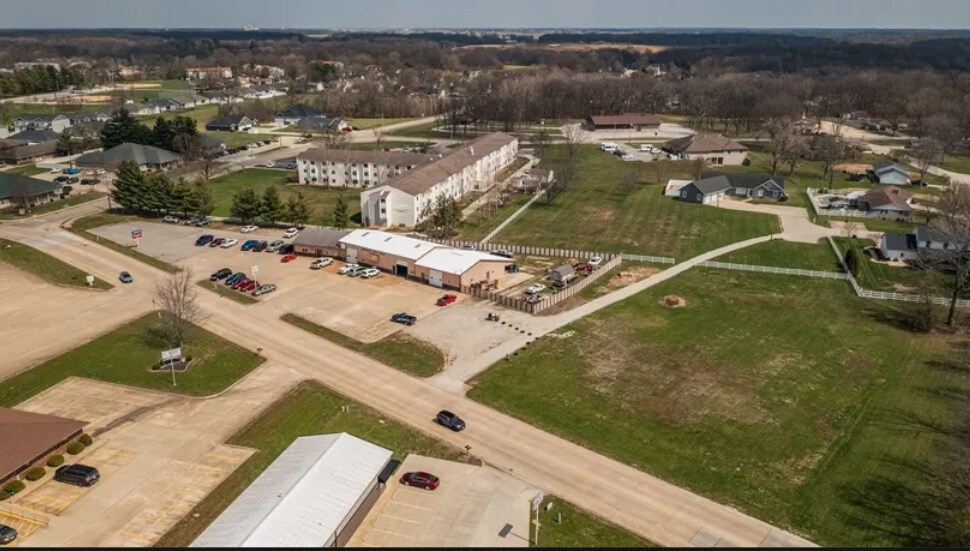 More Photos Of 2300 Hoffman Dr, Effingham Auto Repair For Sale