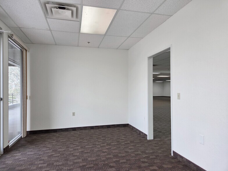 More Photos Of 1929 W Lone Cactus Dr, Phoenix Light Distribution For Lease