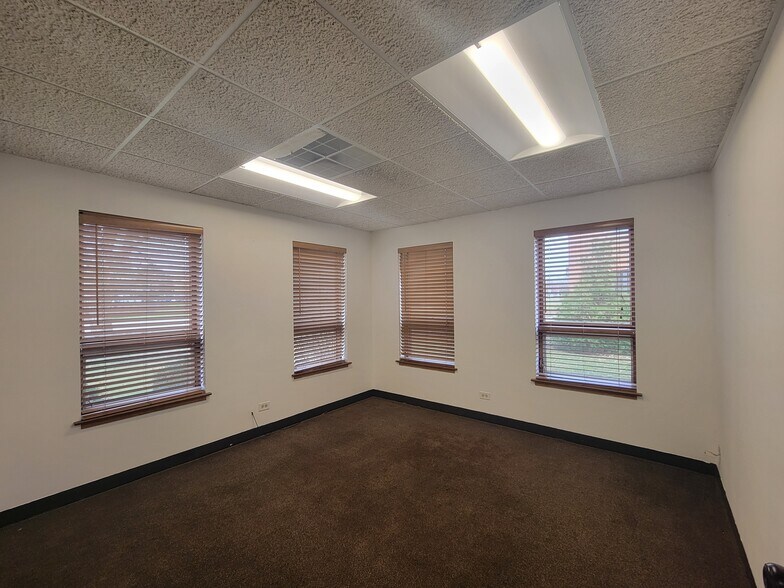 More Photos Of 290 Telser Rd, Lake Zurich Warehouse For Lease