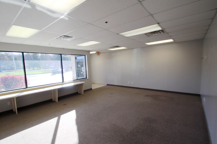 More Photos Of 2557-2571 Center Rd, Hinckley Warehouse For Lease