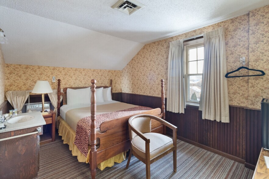 More Photos Of 4712 220th Trl, Amana Hotel For Sale