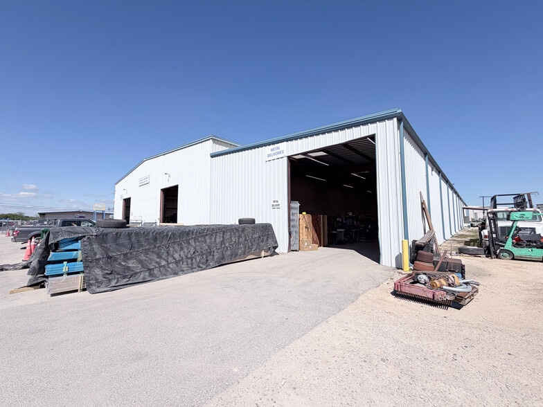 More Photos Of 18740 Goll St, San Antonio Warehouse For Lease