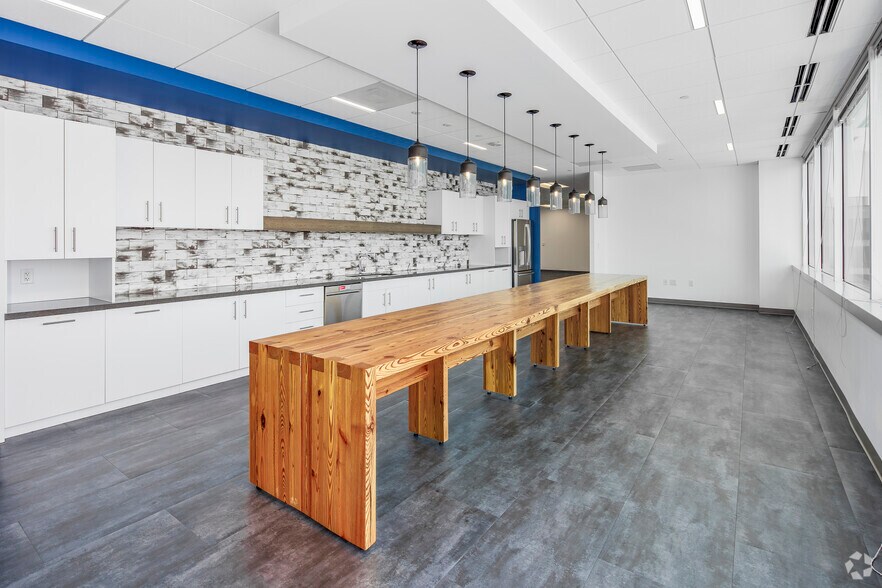 More Photos Of 1934 Old Gallows Rd, Vienna Office For Lease