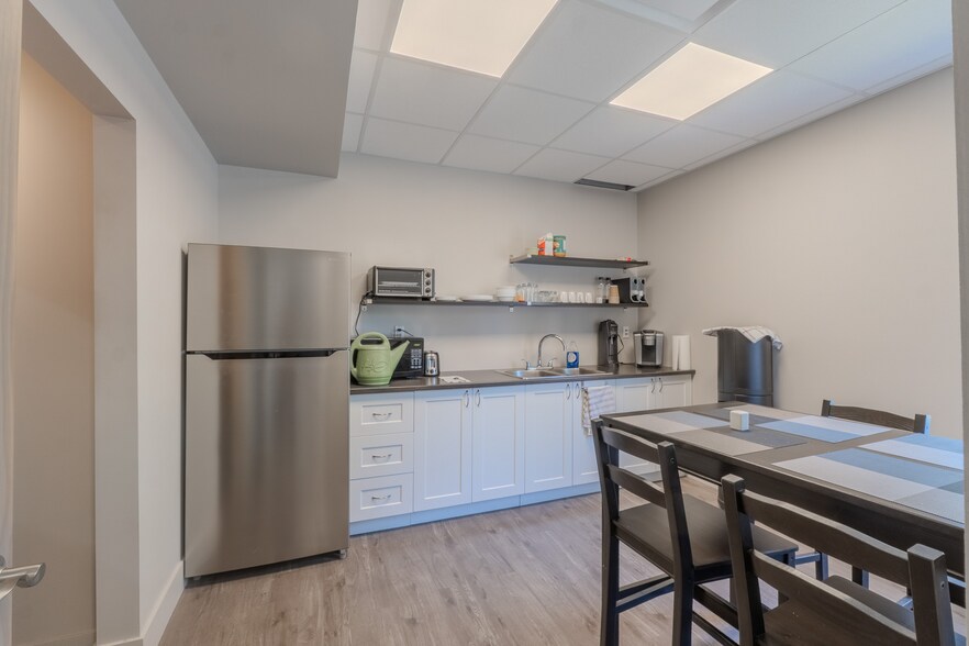 More Photos Of 525 Rue Sagard, St-Bruno-de-Montarville Warehouse For Sale