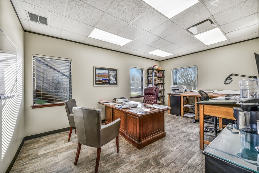 More Photos Of 2401 Parkwood Ave, Friendswood Office For Sale