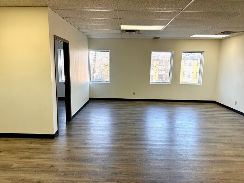 More Photos Of 2350-2352 Ch Herron, Dorval Office For Lease