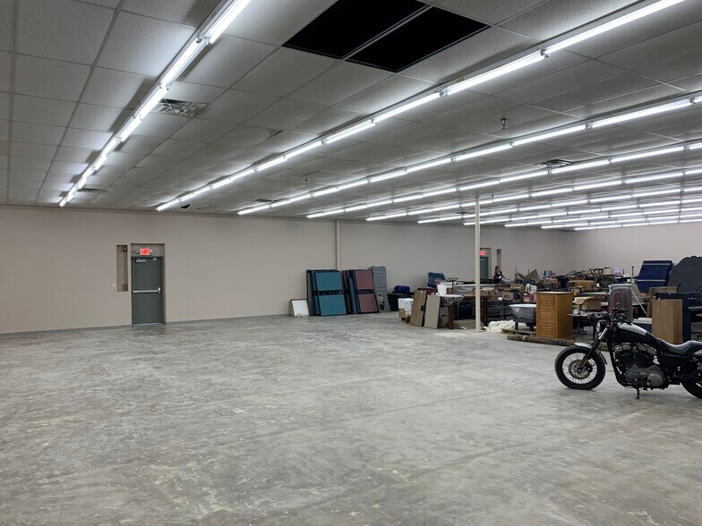 More Photos Of 12830 Cogburn Ave, San Antonio Light Distribution For Lease