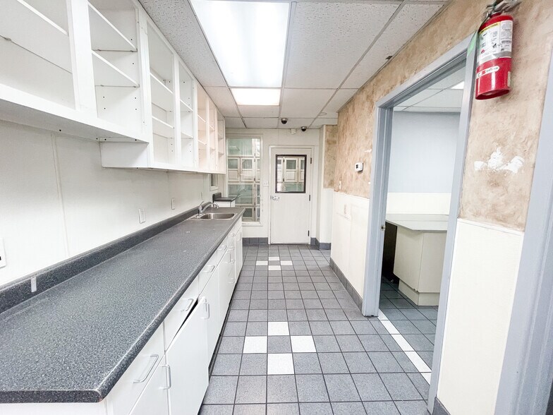 More Photos Of 7902 Slide Rd, Lubbock Veterinarian Kennel For Lease