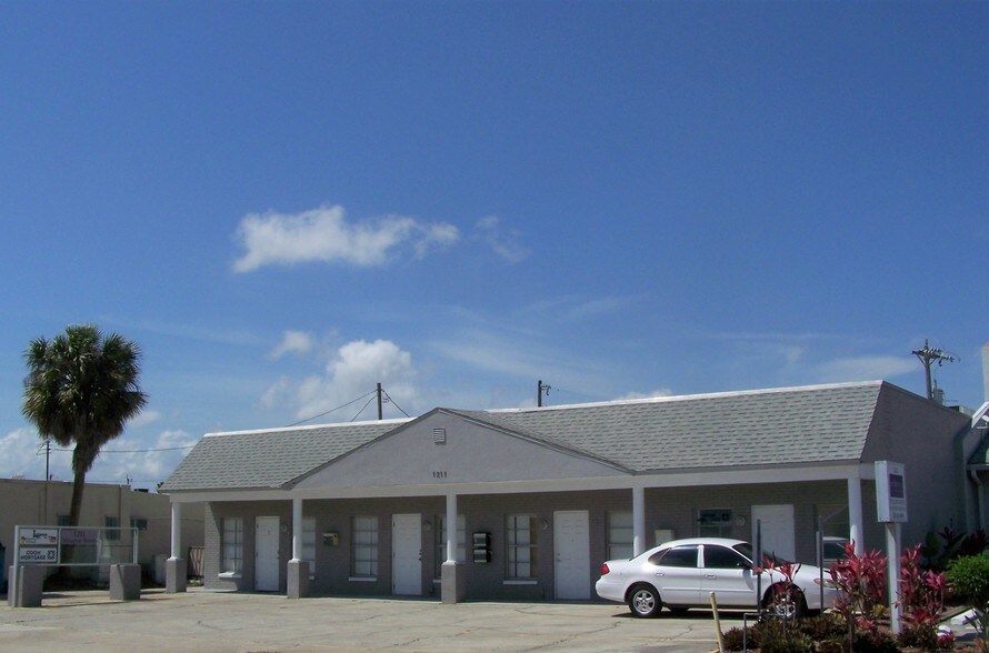 More Photos Of 1211 Miramar St, Cape Coral Office For Sale