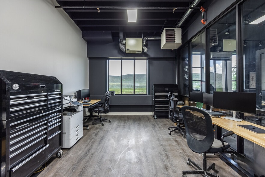 More Photos Of 4554 Forestdale Dr, Park City Light Manufacturing For Sale