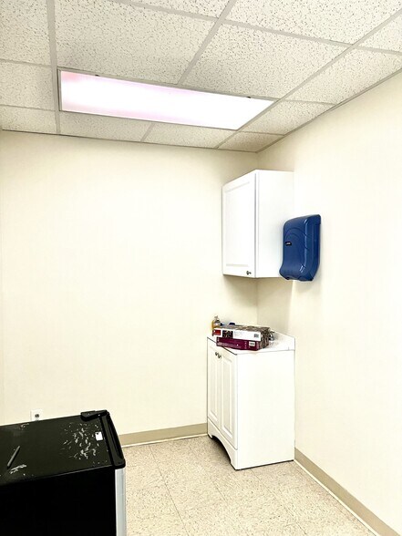 More Photos Of 116 Broadway, Amityville Office For Lease