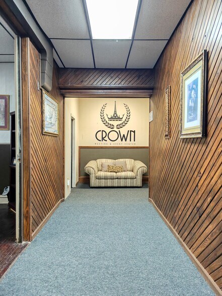 More Photos Of 121 N Poplar St, Paris Storefront Retail Residential For Lease