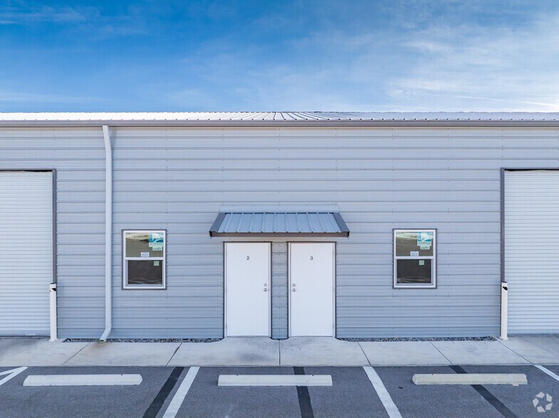 More Photos Of 2085 Calumet St, Clearwater Flex For Lease
