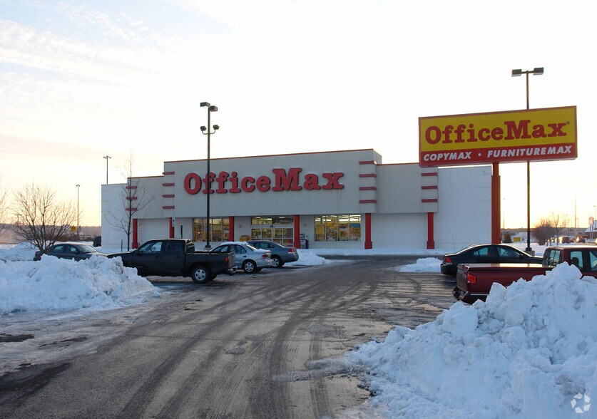 More Photos Of 200 Riverside Dr, East Peoria Freestanding For Lease