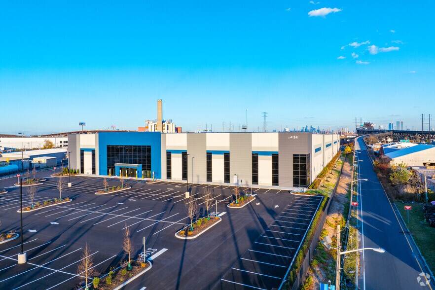 More Photos Of 54 Lockwood St, Newark Distribution For Lease