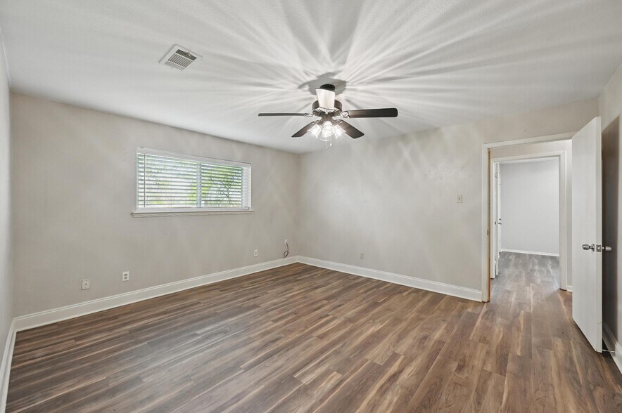More Photos Of 300 Paul Wilson Rd, Wylie Showroom For Lease