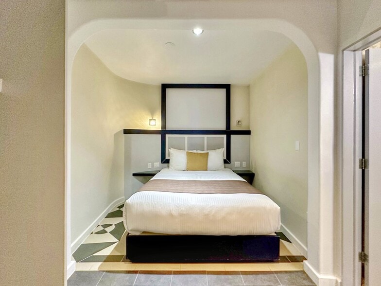 More Photos Of 52 Mulberry St, New York Hospitality For Sale