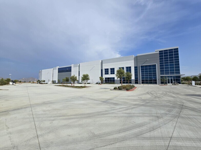 More Photos Of 23840-23842 Rider St, Perris Distribution For Lease