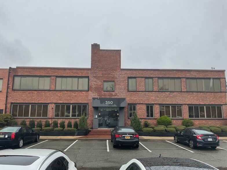 More Photos Of 350 Old Country Rd, Garden City Office For Lease