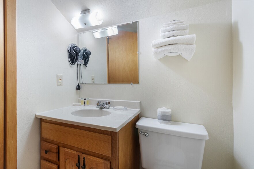 More Photos Of 4712 220th Trl, Amana Hotel For Sale