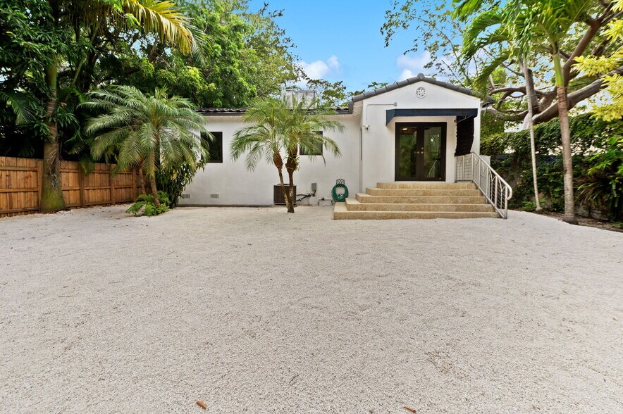 More Photos Of 5981 NE 6th Ave, Miami Office For Sale