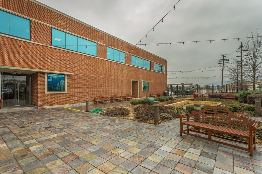 More Photos Of 1301 Riverfront Pkwy, Chattanooga Office For Lease