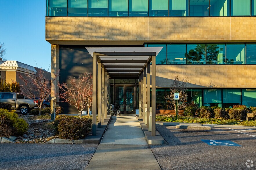 More Photos Of 6584 Poplar Ave, Memphis Office Residential For Lease