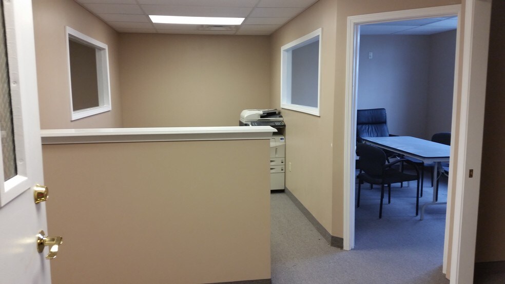 More Photos Of 601 N Shore Dr, Jeffersonville Medical For Sale