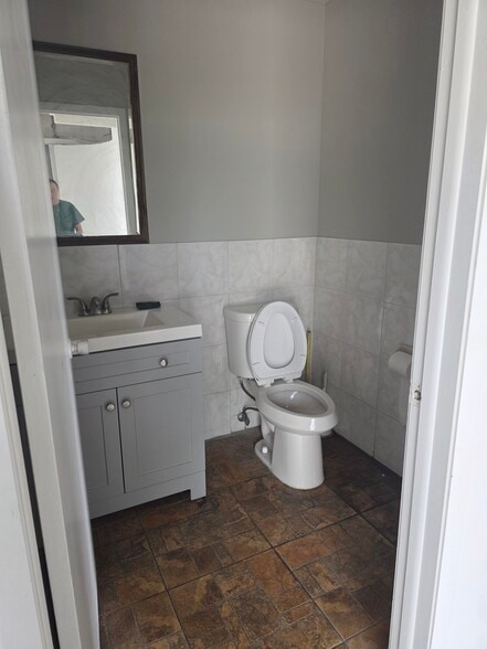 More Photos Of 4629 Panorama Ave, Holiday Warehouse For Lease