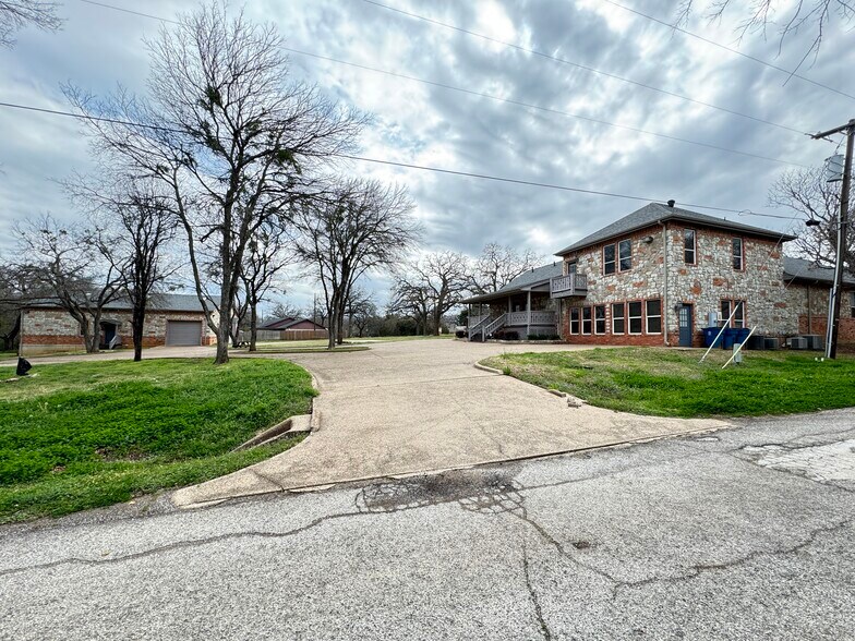 More Photos Of 703 Main St, Lake Dallas Showroom For Sale