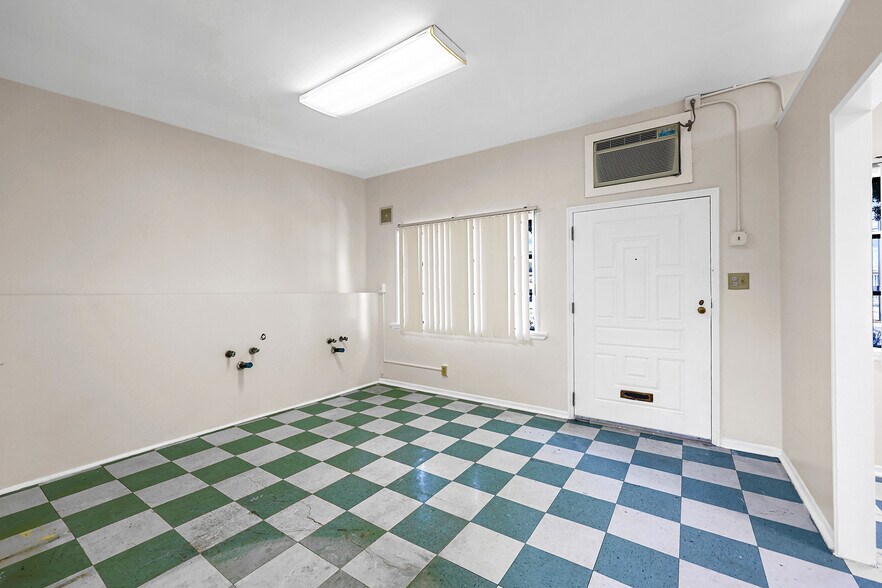 More Photos Of 5812 Venice Blvd, Los Angeles Showroom For Sale