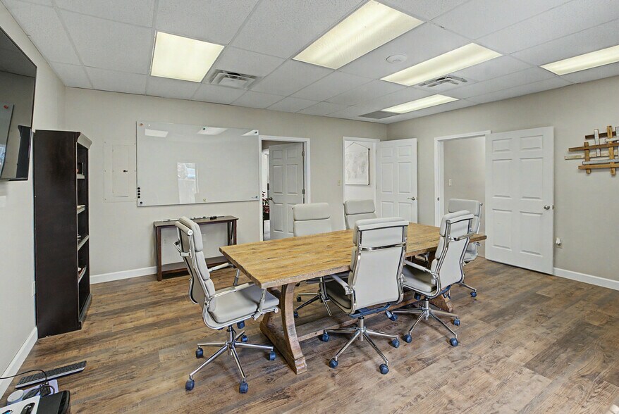 More Photos Of 2737 E Jackson Blvd, Jackson Medical For Lease