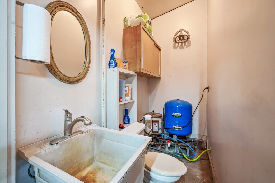 More Photos Of 4085 / 4086 State Route 422, Southington Showroom For Sale