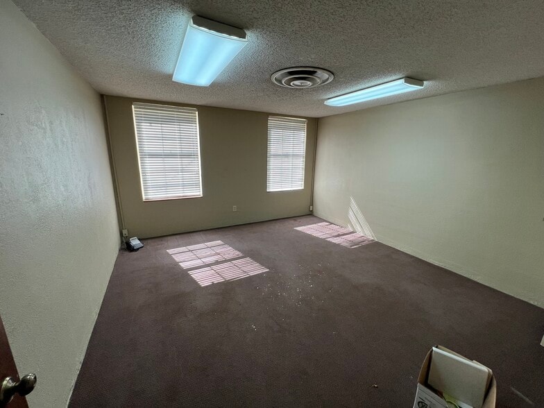 More Photos Of 204 N Alamo Blvd, Marshall Flex For Sale