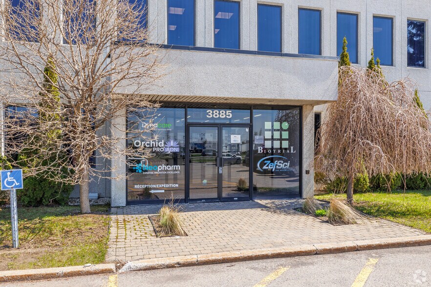 More Photos Of 3885 Boul Industriel, Laval Office For Lease