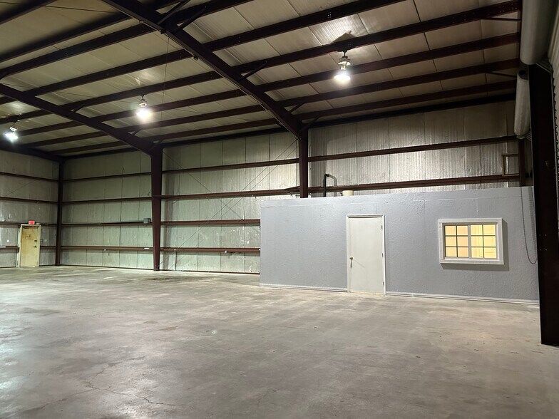 More Photos Of 2410 Tyler St, Kenner Warehouse For Lease