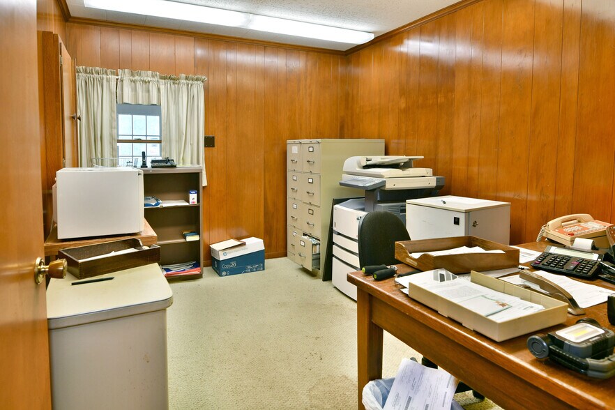 More Photos Of 696 Valley View Dr, Brookfield Office For Sale
