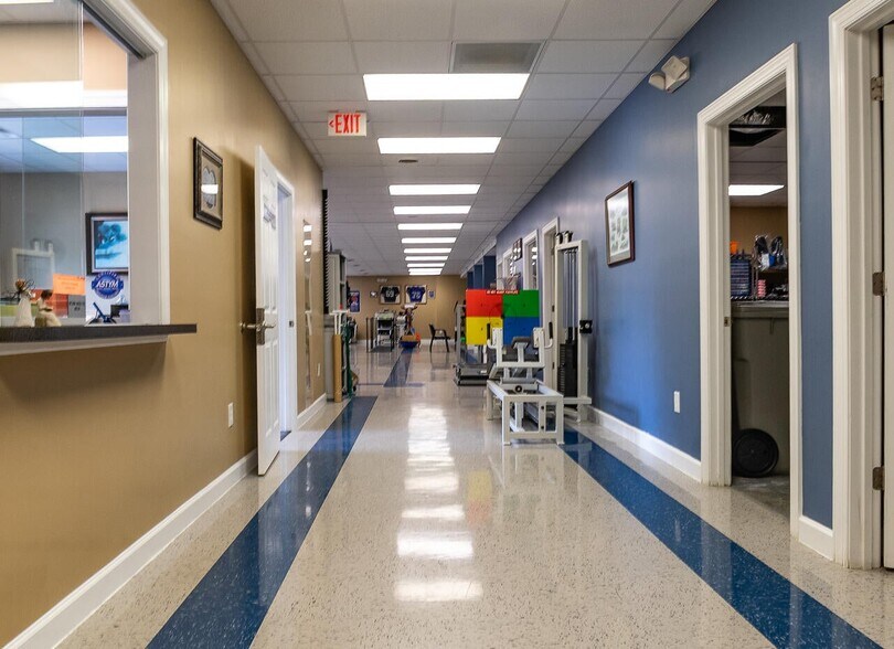More Photos Of 25 Crossing Ln, Lexington Office For Sale