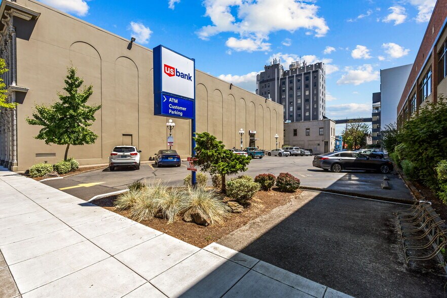 More Photos Of 302 State St, Salem Bank For Lease