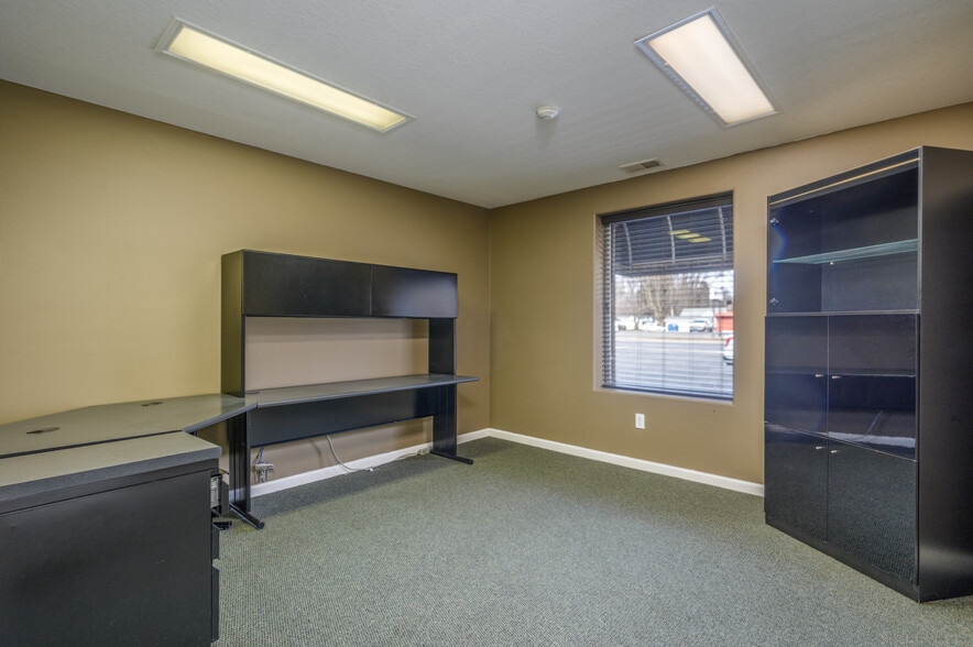 More Photos Of 5025 Dorr St, Toledo Showroom For Sale