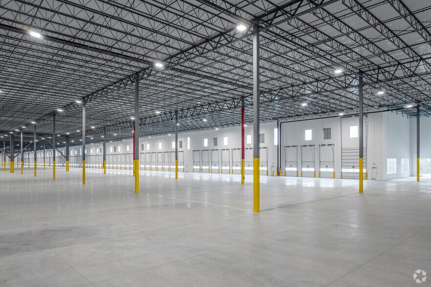 More Photos Of 542 SE Loop 410, San Antonio Warehouse For Lease