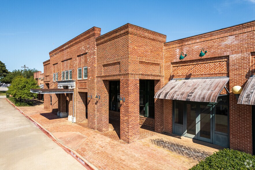 More Photos Of 611 S Main St, Grapevine Office For Lease