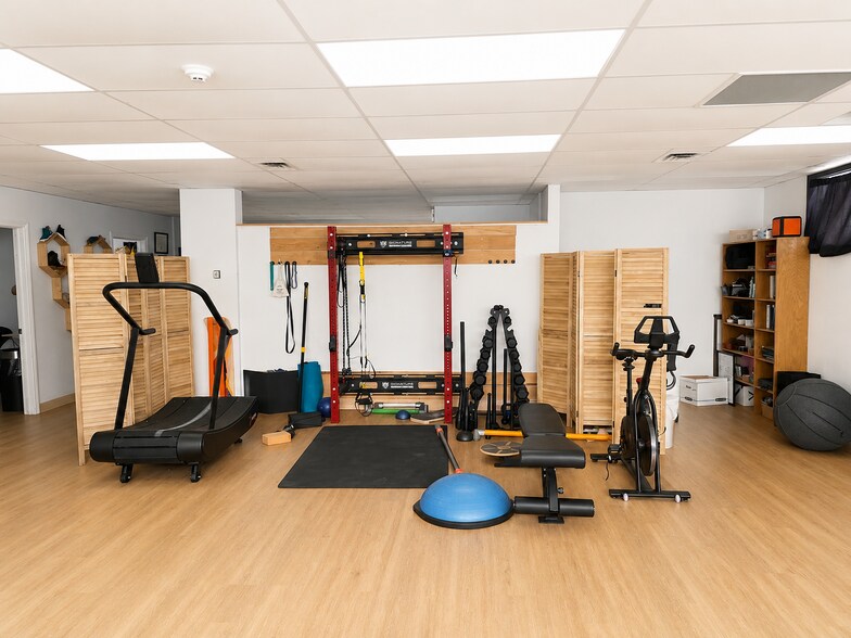 More Photos Of 974 Queen St, Sault Ste. Marie Drugstore For Lease