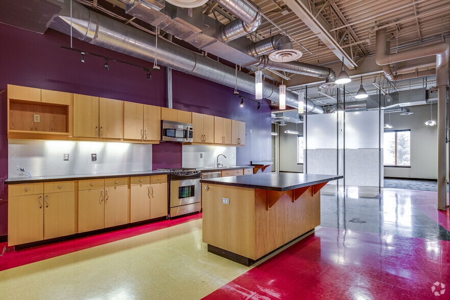 More Photos Of 1903-1907 E Wayzata Blvd, Wayzata Unknown For Lease