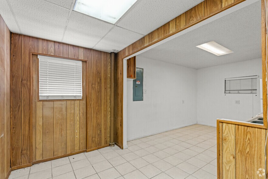 More Photos Of 2419 W Murphy St, Odessa Truck Terminal For Sale